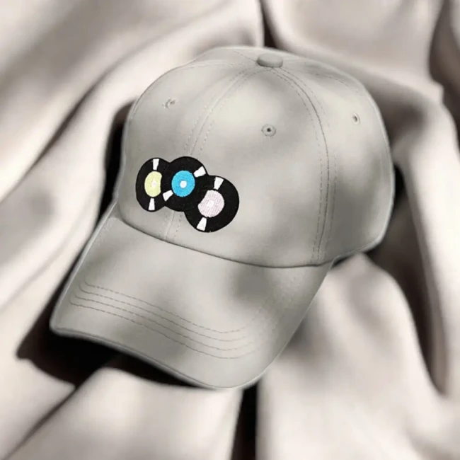Patch brodé vinyles pour customiser une casquette Écusson disques vinyles brodé sur casquette beige