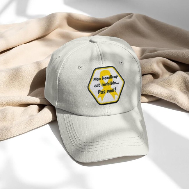 Photo du patch brodé handicap invisible octogonal  sur une casquette