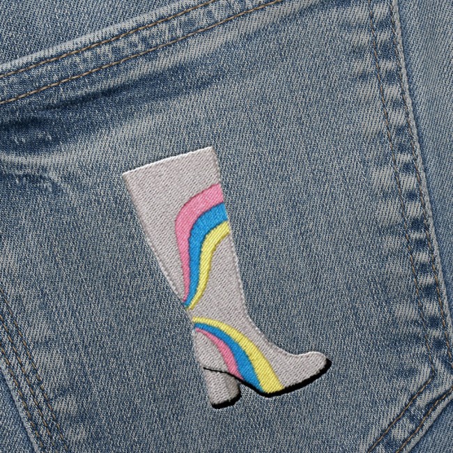 Patch brodé bottes seventies posé sur pantalon en jean