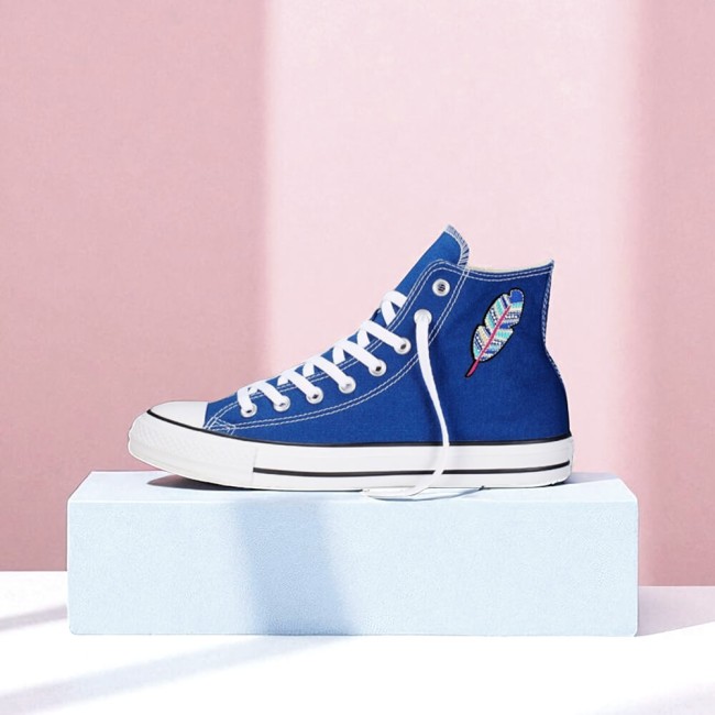 Écusson plume amérindienne brodé sur sneaker bleue