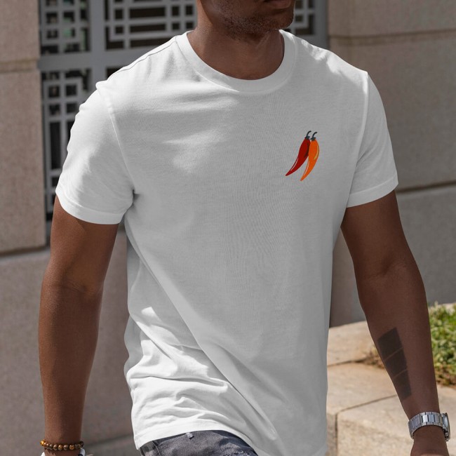 patch brodé piments posé sur un t shirt blanc, rendu porté