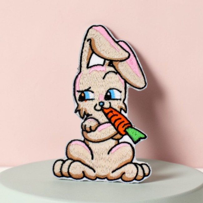 Ecusson thermocollant mignon. Petit lapin kawaii 100% brodé sur un tissu sergé blanc Patch brodé représentant un petit lapin beige tenant une carotte orange