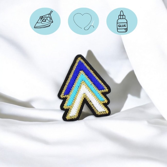 Patch chevron thermocollant sur casquette blanche en lumière naturelle