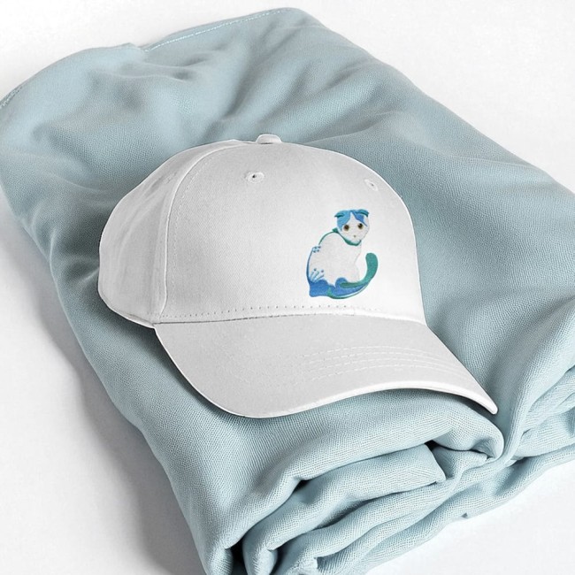 Écusson chat bleu thermocollé sur casquette blanche