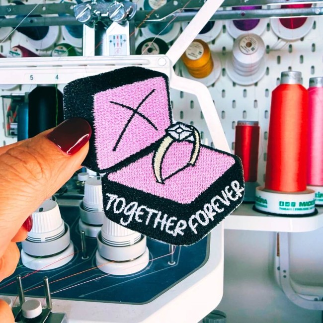 Motif thermocollant crin bague de fiançailles photographié dans mon atelier