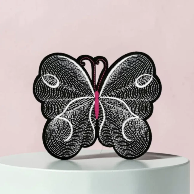 Écusson brodé grand papillon noir et blanc Grand patch papillon noir et blanc brodé avec détail rose
