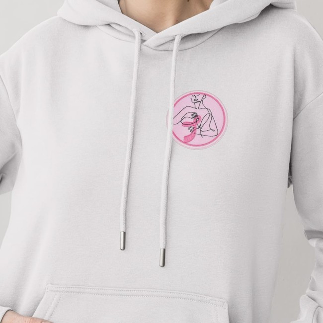 Patch brodé, femme portant le patch ruban rose sur un hoodie