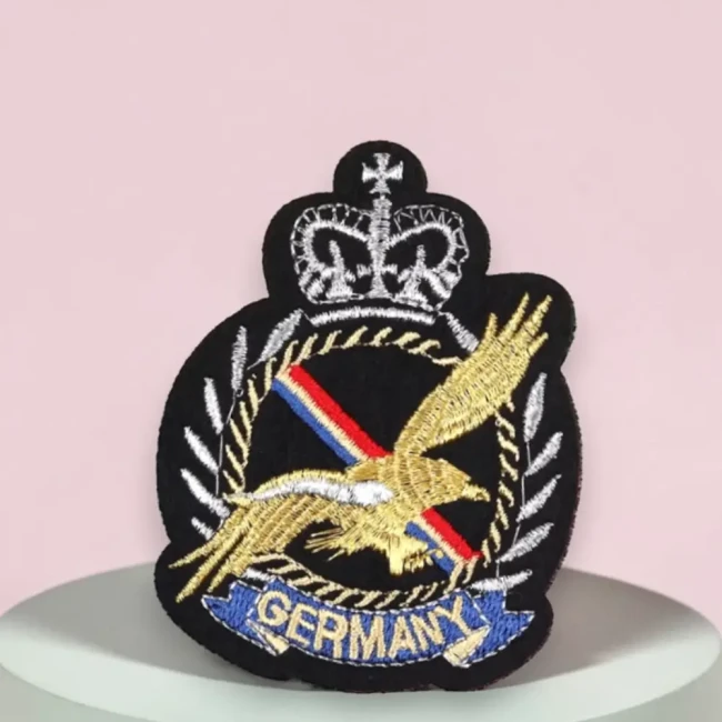Blason brodé avec aigle en plein vol et couronne royale