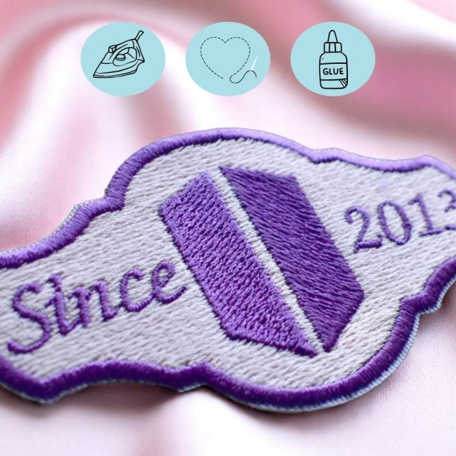 Ecusson brodé je suis army BTIS K-pop écusson thermocollant ou a coudre Détail du patch ARMY BTS vu de près, fil violet et bordure mauve