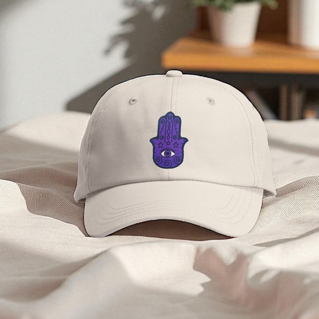 écusson textile qui customise une casquette en tissu Patch thermocollant personnalisable main de fatma