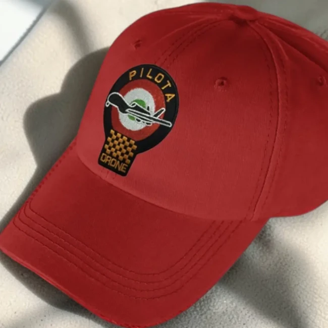Patch pilote de drone posé sur une casquette rouge