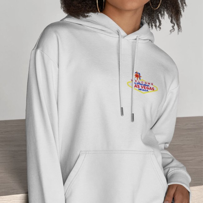 Patch brodé appliqué sur un hoodie blanc