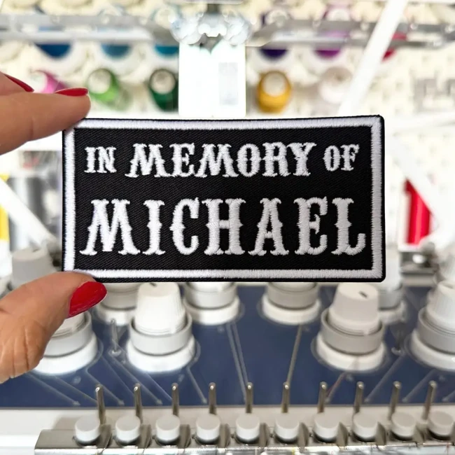 Patch hommage noir avec nom personnalisé In Memory Of Michael Détail broderie patch mémoire blanc sur fond noir