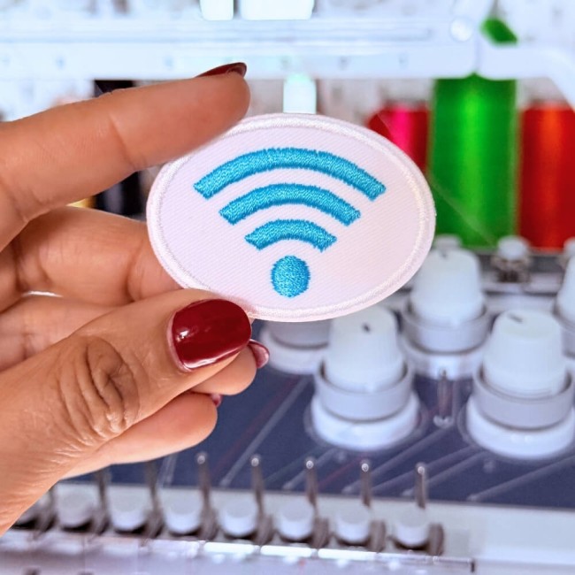 Version ovale du patch brodé WiFi Zoom sur les détails de broderie du patch