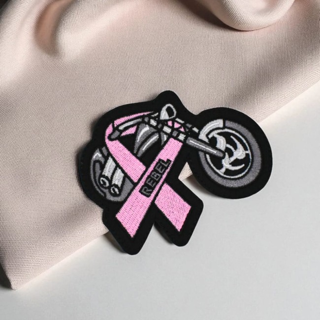 Patch brodé rebelle pour Octobre Rose, motif biker rose sur fond noir 