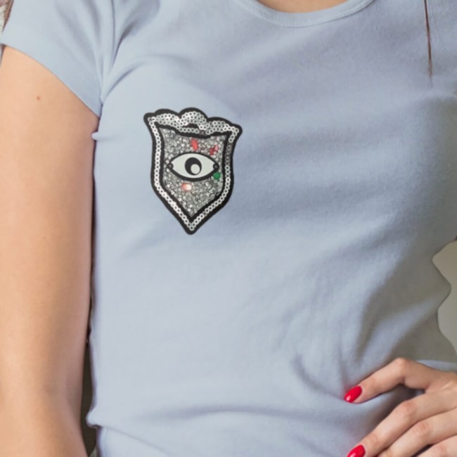 T-shirt customisé avec un blason en strass et sequins avec un oeil protecteur