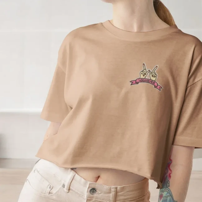 Patch brodé Whatever sur tee-shirt beige Patch Whatever posé sur un tee-shirt beige