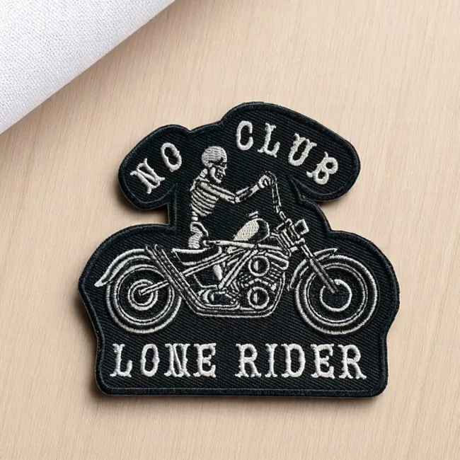 Écusson No Club Lone Rider brodé noir et gris clair Patch tête de mort Lone Rider noir et gris