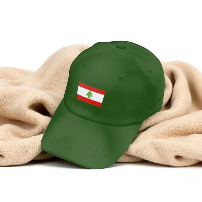 Écusson du drapeau du Liban posé sur une casquette verte 