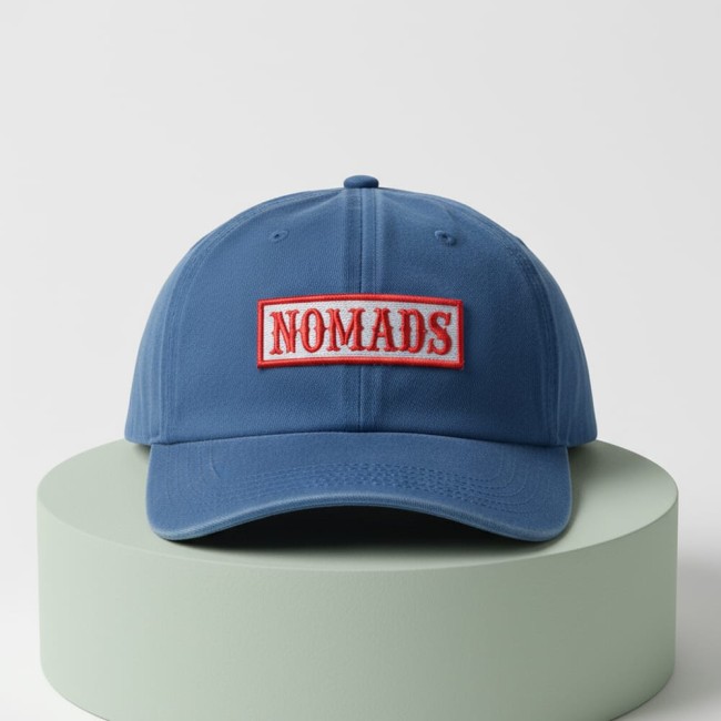 Patch brodé personnalisé avec prénom ou mot biker, écusson rectangulaire rouge et blanc brodé en France.