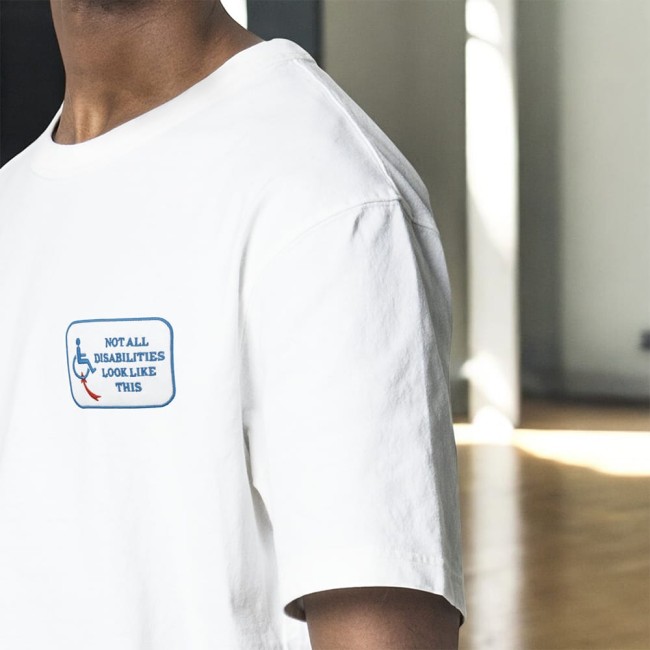 T-shirt homme avec le patch handicap invisible  