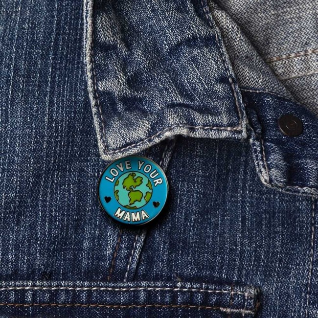 pins Love Your Mama porté sur une veste en jean