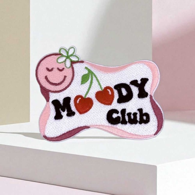 Patch brodé Moody Club sur table en bois