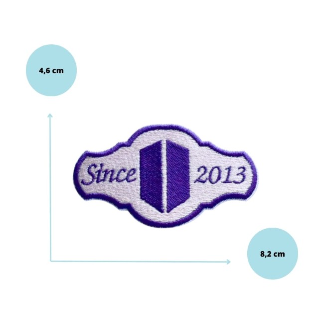 Dimensions du patch brodé ARMY BTS 4,6 × 8,2 cm Patch ARMY BTS avec dimensions 4,6 × 8,2 cm sur fond blanc