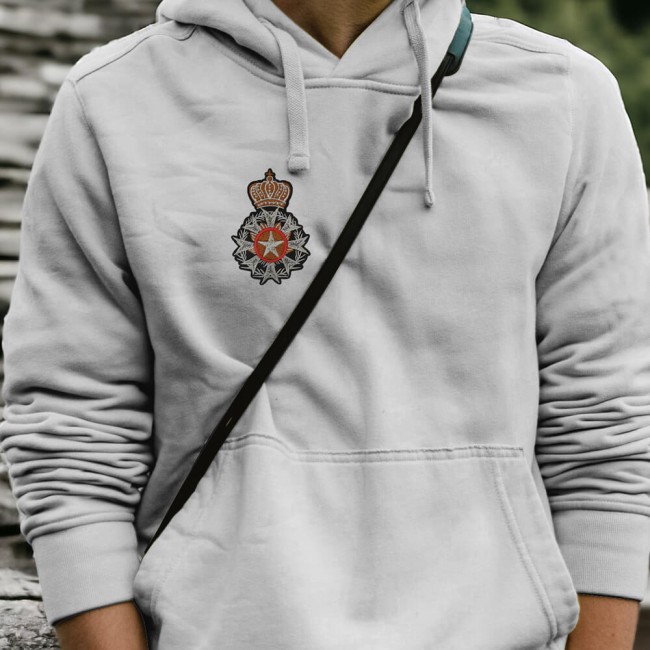 Écusson thermocollant étoile et couronne appliqué sur un hoodie blanc pour homme