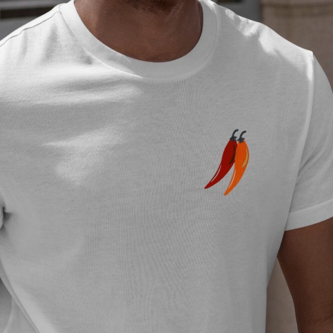 patch brodé piments posé sur un t shirt blanc, rendu porté