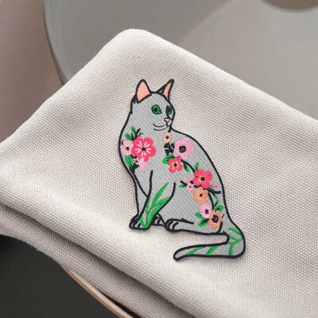 Adorable chat orné de fleurs à thermoocoller ou à coudre