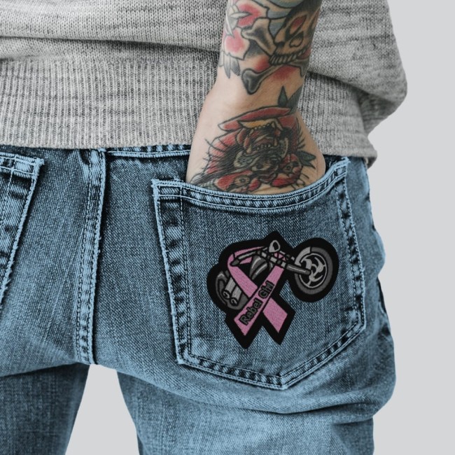 Écusson moto biker avec ruban rose brodé et texte personnalisable, idéal pour casquettes et vestes  Patch biker ruban rose thermocollé sur t-shirt blanc, exemple en situation réelle