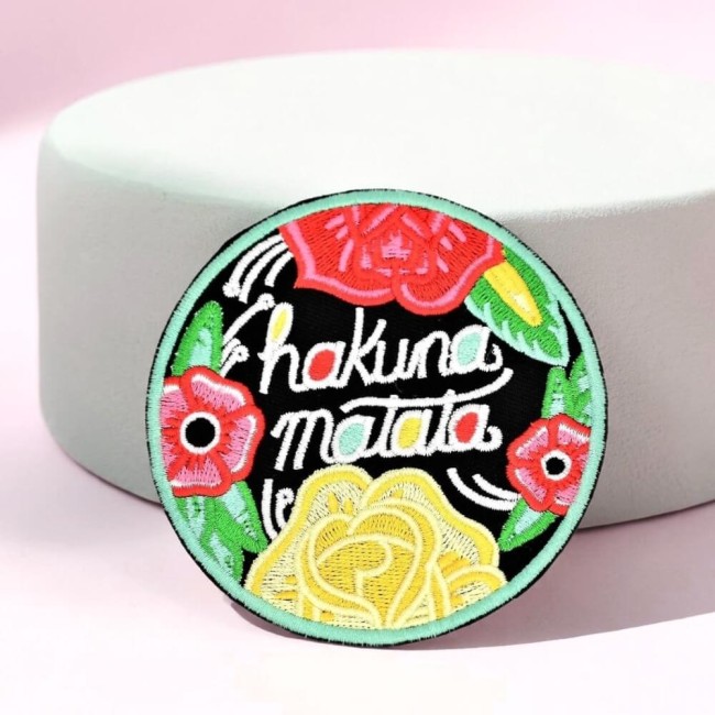 Patch Hakuna Matata thermocollant avec fleurs rouges, roses et jaunes