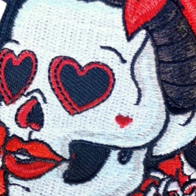 Vue rapprochée de broderie pin-up rock mexicaine