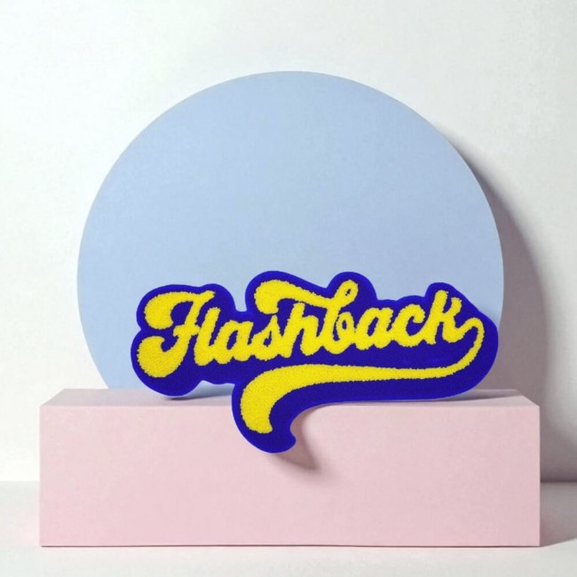 Détail de l'écusson rétro FLASHBACK sur un hoodie
