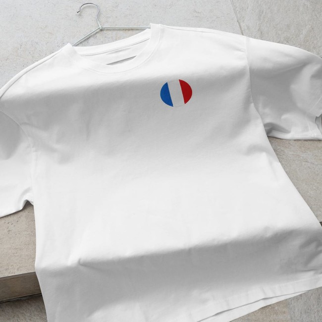 T-shirt blanc à plat avec le patch rond France thermocollé côté cœur, pour un rendu stylé et affirmé.