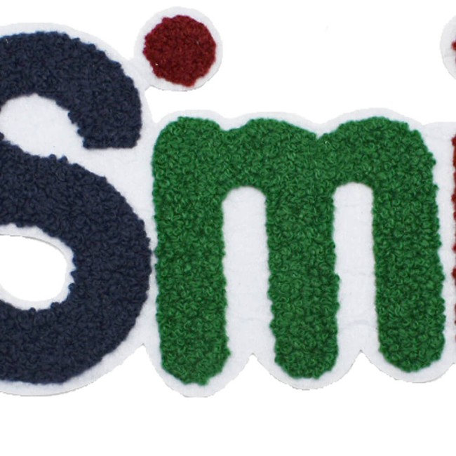 Gros plan sur la texture en chenille du patch SMILE
