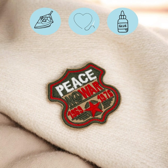 Patch brodé thermocollant posé sur tissu beige