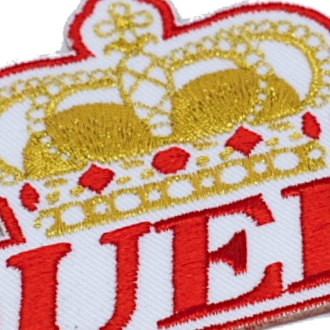 Écusson QUEEN brodé dans mon atelier Patch brodé QUEEN. Zoom sur les détails de broderie notamment le fil métallique doré