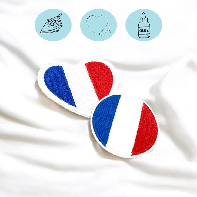 Écussons brodés thermocollants représentant le drapeau français, en version cœur et ronde, posés sur un tissu blanc pour une mise en valeur élégante des couleurs bleu, blanc, rouge.