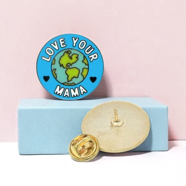 Pin’s émaillé Love Your Mama représentant la planète Terre