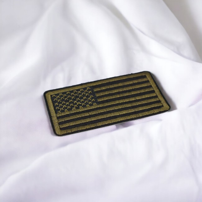 Zoom et détails sur le patch brodé drapeau usa