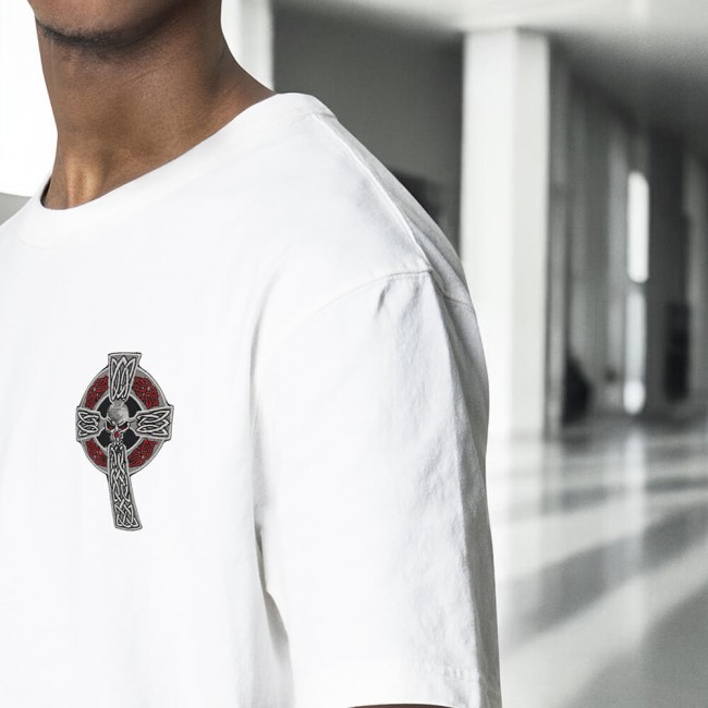 Vue de l’écusson posé sur un t-shirt blanc