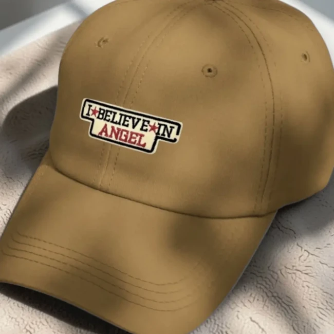Patch I Believe in Angel posé sur une casquette beige