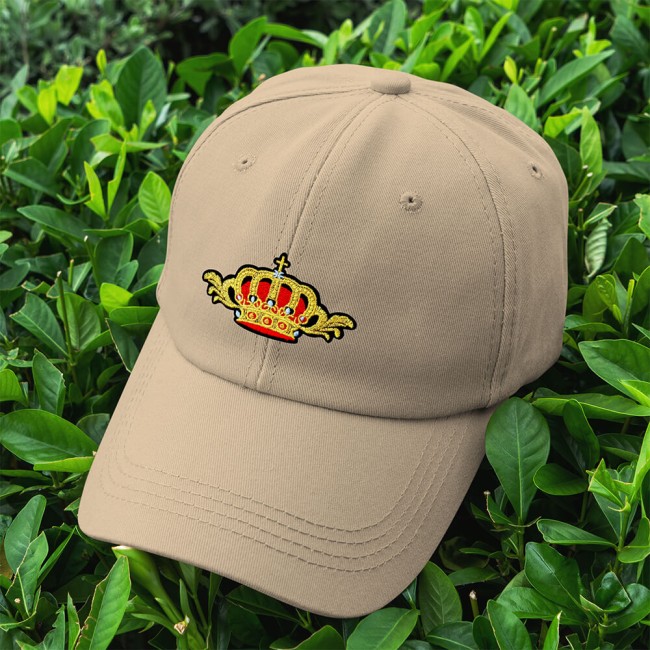 ecusson royal brodé appliqué sur une casquette beige