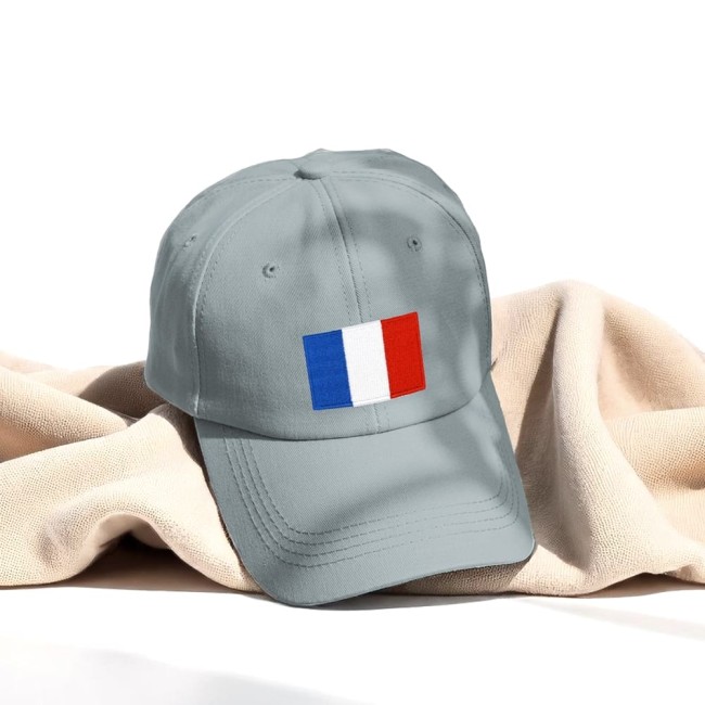 Écusson rectangle appliqué sur casquette gris clair – exemple d'utilisation mode