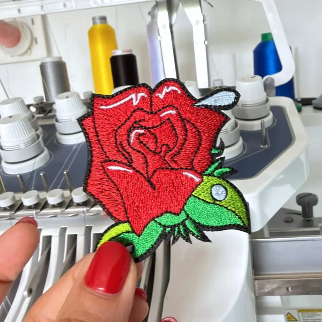 Patch rose rouge photographié dans mon atelier
