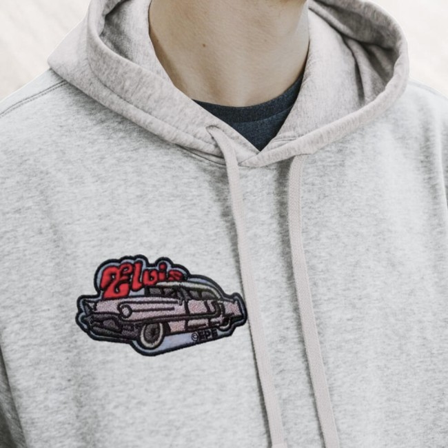 Hoodie customisé avec le patch ELVIS thermocollé au niveau de la poitrine
