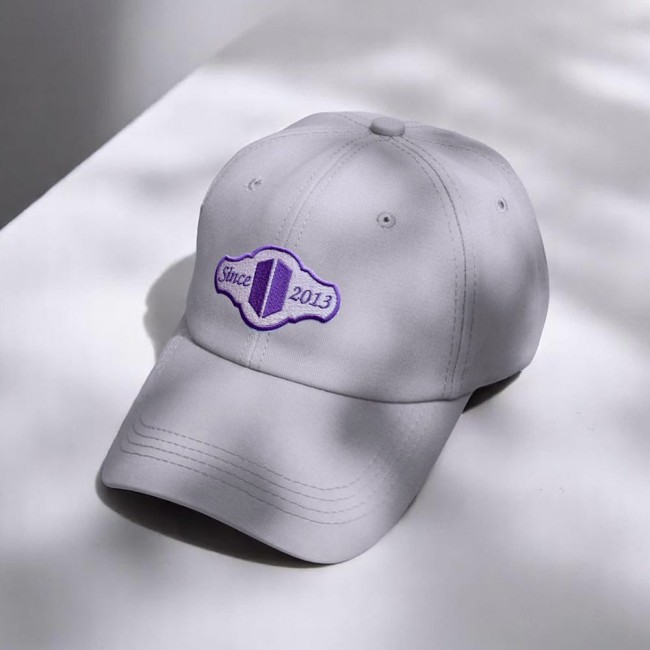 Casquette ARMY BTS personnalisée avec patch brodé violet Casquette blanche avec patch ARMY BTS violet brodé sur l’avant