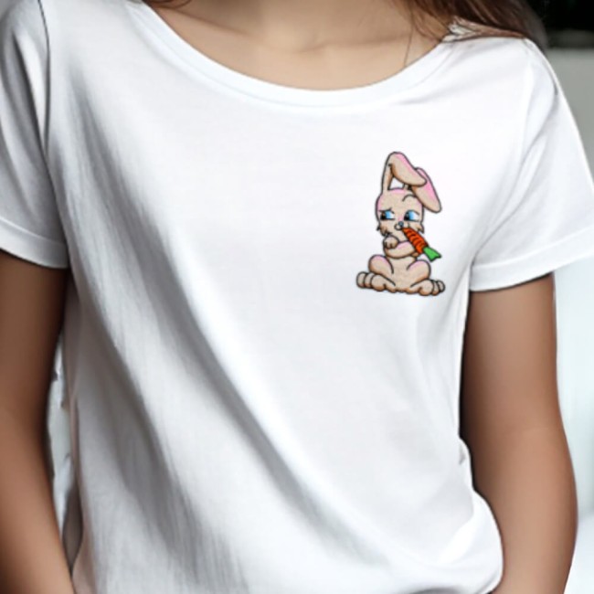 Ecusson enfant rigolo, lapin mangeant une carotte - Style cartoon rétro Patch appliqué sur un t-shirt blanc porté par une petite fille
